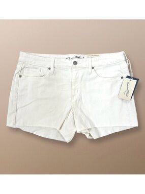 Mid-Rise Raw Hem Midi Jean Shorts in White Size 12/31